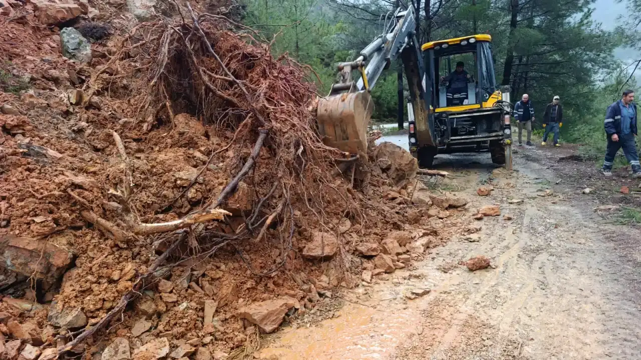 Antalya Kırsalında Ulaşım Hattı Durdu, Ekipler Seferber Oldu 6
